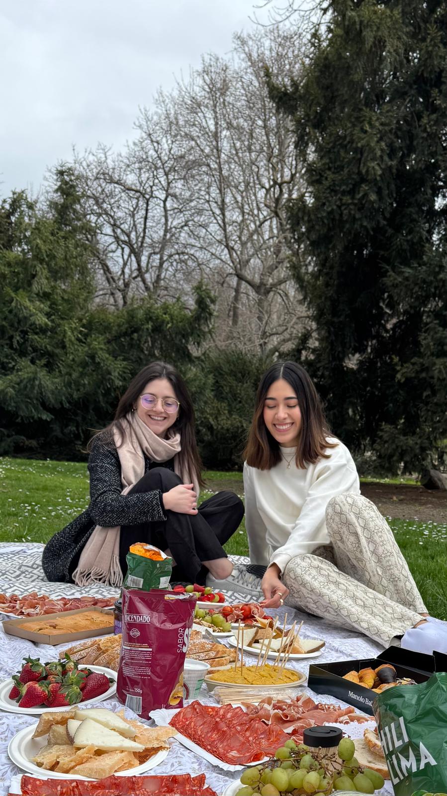 Dos amigas compartiendo un picnic en el parque